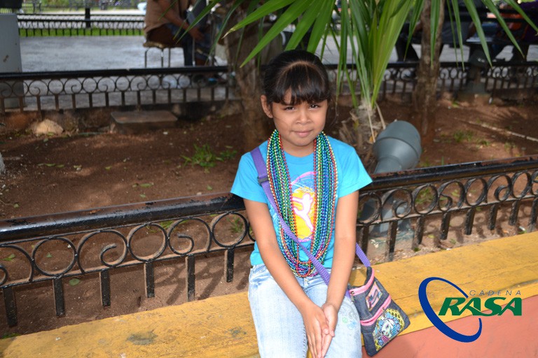 Su sueño de ser la reina del carnaval de su escuela la impulsa para seguir adelante. Su sueño de ser la reina del carnaval de su escuela la impulsa para seguir adelante.