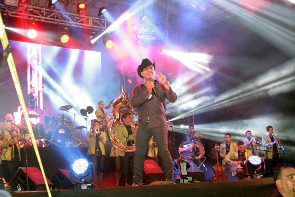 VALLADOLID: Dos horas de concierto ofrece Espinoza Paz. VALLADOLID: Dos horas de concierto ofrece Espinoza Paz.