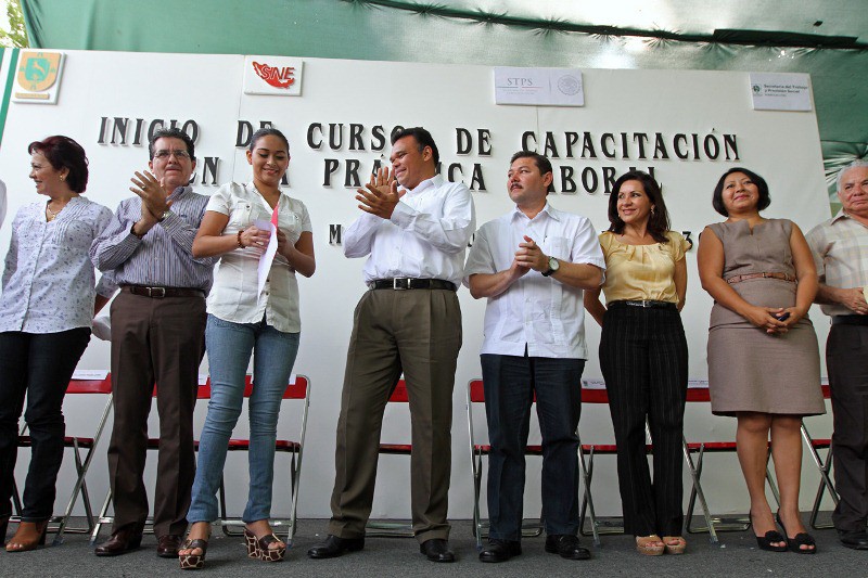 Pone en marcha el Gobernador cursos de Capacitación en la Práctica Laboral Pone en marcha el Gobernador cursos de Capacitación en la Práctica Laboral