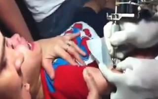 El vídeo del día: Madre obliga a niño a tatuarse El vídeo del día: Madre obliga a niño a tatuarse