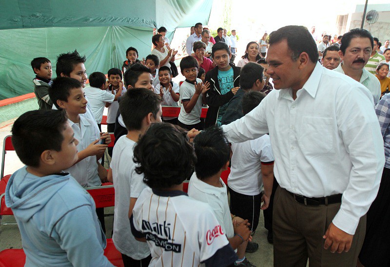 Entregan equipo de cómputo, material deportivo y supervisión al servicio alimentario de escuelas de tiempo completo. Entregan equipo de cómputo, material deportivo y supervisión al servicio alimentario de escuelas de tiempo completo.