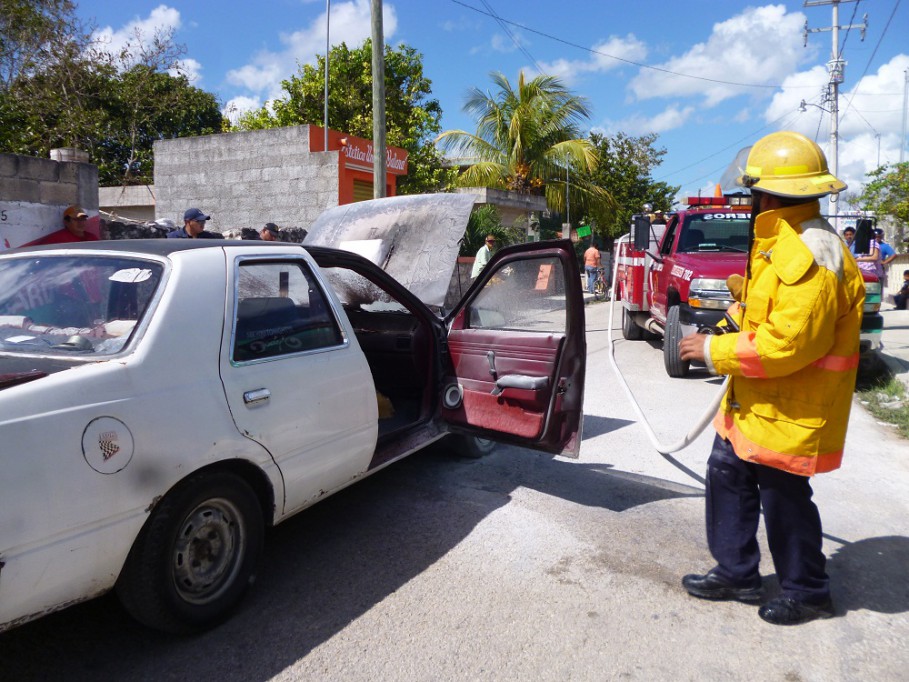 TIZIMÍN: Susto por el incendio de un auto. TIZIMÍN: Susto por el incendio de un auto.