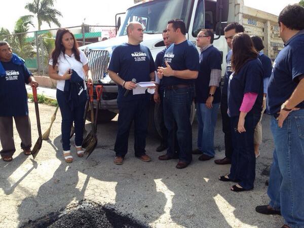 Barrera Concha supervisa labores de bacheo en Francisco de Montejo Barrera Concha supervisa labores de bacheo en Francisco de Montejo