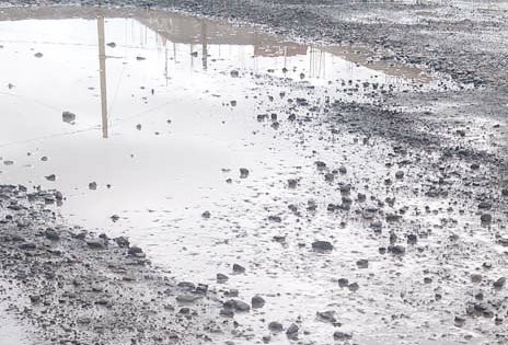 Lanchas en lugar de coches se necesitan en la carretera que va a Loche Lanchas en lugar de coches se necesitan en la carretera que va a Loche