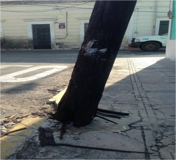 Denuncian riesgo por inminente caída de poste Denuncian riesgo por inminente caída de poste