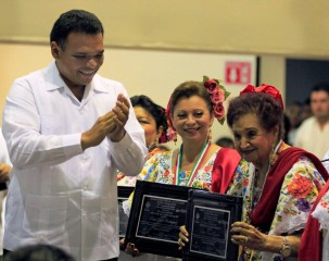 Entregan medalla de honor “Héctor Victoria Aguilar” a las “Maya Internacional”. Entregan medalla de honor “Héctor Victoria Aguilar” a las “Maya Internacional”.