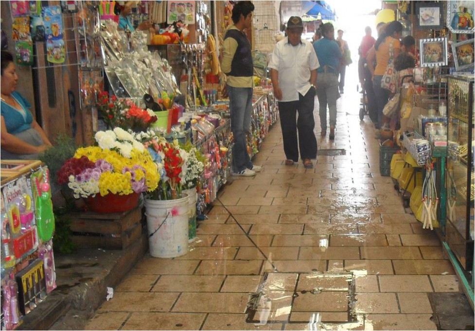Rosario de peligros en un viejo mercado de Mérida con cablería de medio siglo Rosario de peligros en un viejo mercado de Mérida con cablería de medio siglo
