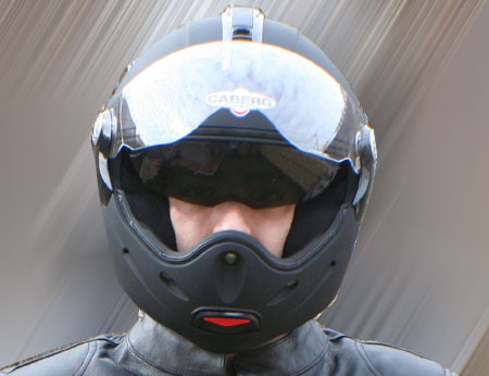 Preocupación por el uso correcto de cascos entre los motociclistas jóvenes. Preocupación por el uso correcto de cascos entre los motociclistas jóvenes.