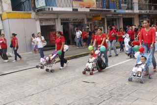 Colorido desfile de los niños con capacidades diferentes Colorido desfile de los niños con capacidades diferentes