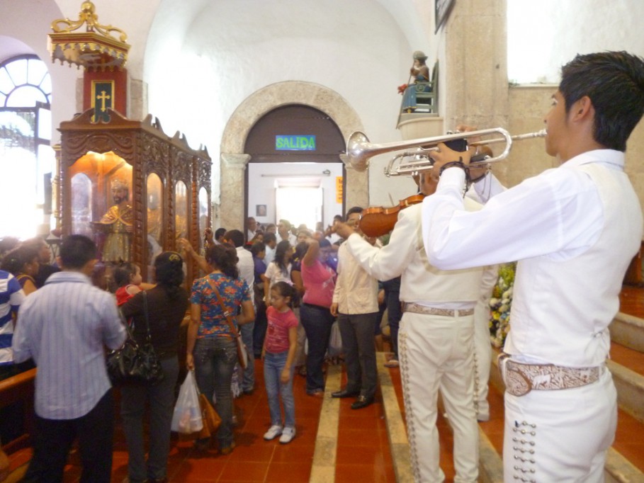 TIZIMÍN: Fervor por venerar las imágenes de los tres reyes.\r\n TIZIMÍN: Fervor por venerar las imágenes de los tres reyes.\r\n