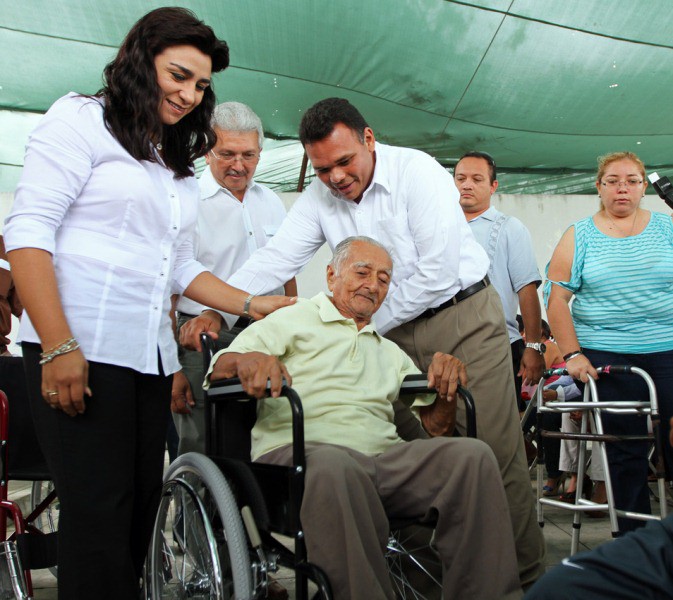 Entrega el Gobernador apoyos a favor de la inclusión social