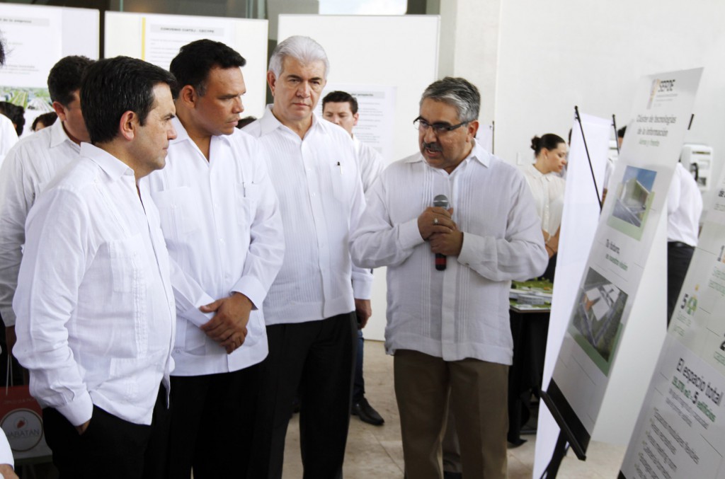 Entregan titulares de economía y del gobierno estatal apoyos Entregan titulares de economía y del gobierno estatal apoyos