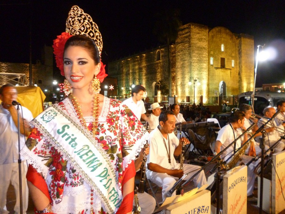 TIZIMÍN: Coronan a Mónica Novelo López reina de la Feria 2013. TIZIMÍN: Coronan a Mónica Novelo López reina de la Feria 2013.