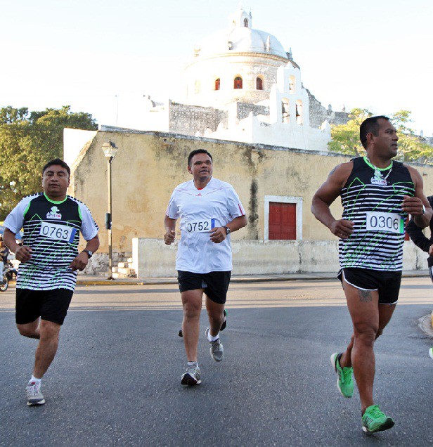 Participa el Gobernador en la Carrera Pre Navideña de Umán Participa el Gobernador en la Carrera Pre Navideña de Umán