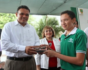 Reciben anteojos más de 600 estudiantes del CONALEP Reciben anteojos más de 600 estudiantes del CONALEP