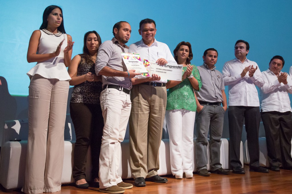 El Gobernador encabezó la entrega de apoyos del programa “Emprender” 2013 El Gobernador encabezó la entrega de apoyos del programa “Emprender” 2013