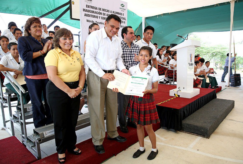 El Gobernador Rolando Zapata Bello entrega becas a 267 estudiantes del CONALEP El Gobernador Rolando Zapata Bello entrega becas a 267 estudiantes del CONALEP