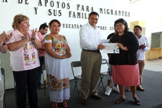 Entrega Zapata Bello recursos en apoyo a micro negocios y viviendas de migrantes yucatecos Entrega Zapata Bello recursos en apoyo a micro negocios y viviendas de migrantes yucatecos