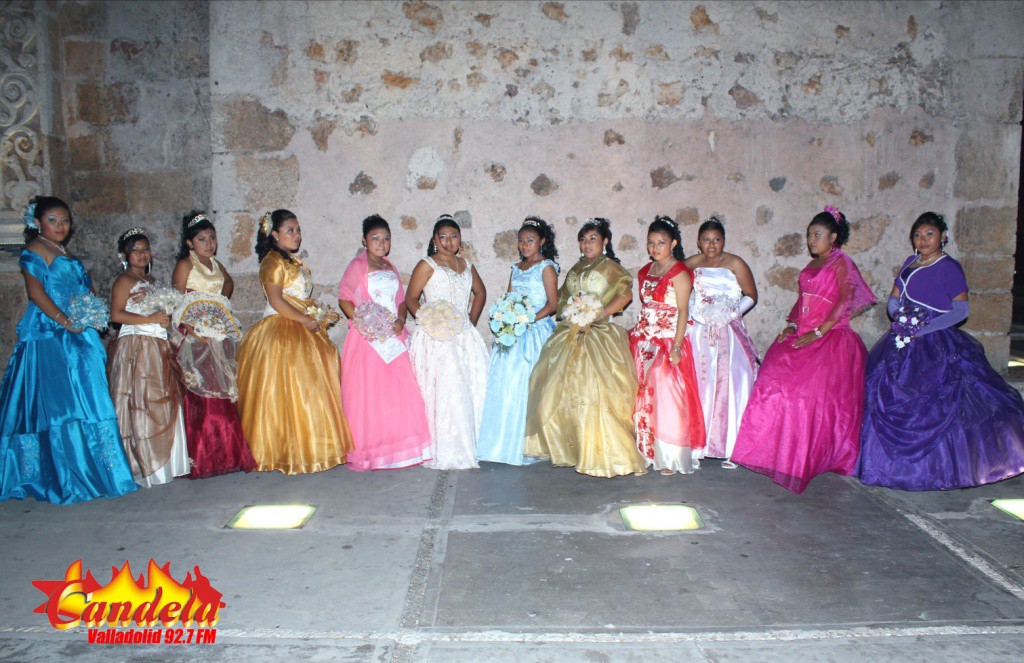 Con madrina de lujo Candela festejo a 95 quinceañeras. Con madrina de lujo Candela festejo a 95 quinceañeras.