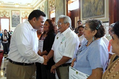 Premian a contingentes ganadores de los desfiles patrios.
