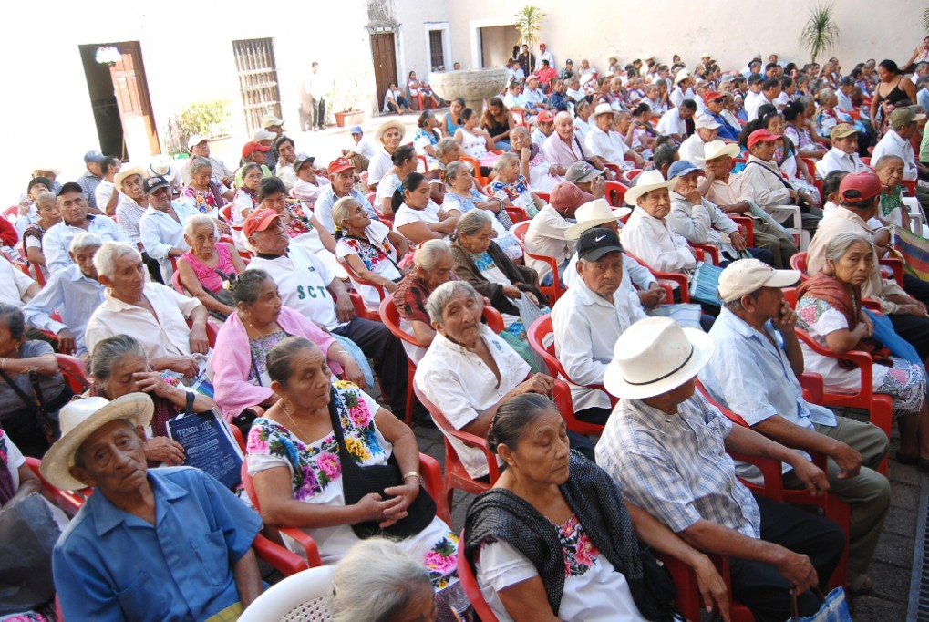 Valladolid: Otra entrega de apoyo del programa 70 y más Valladolid: Otra entrega de apoyo del programa 70 y más