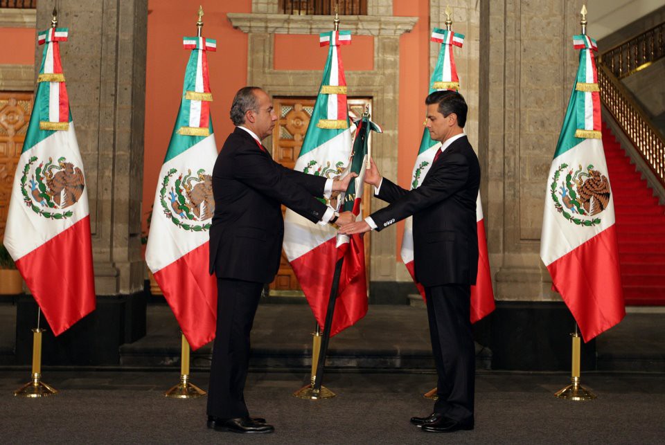 Calderón hace entrega de la bandera nacional a Enrique Peña Nieto. Calderón hace entrega de la bandera nacional a Enrique Peña Nieto.