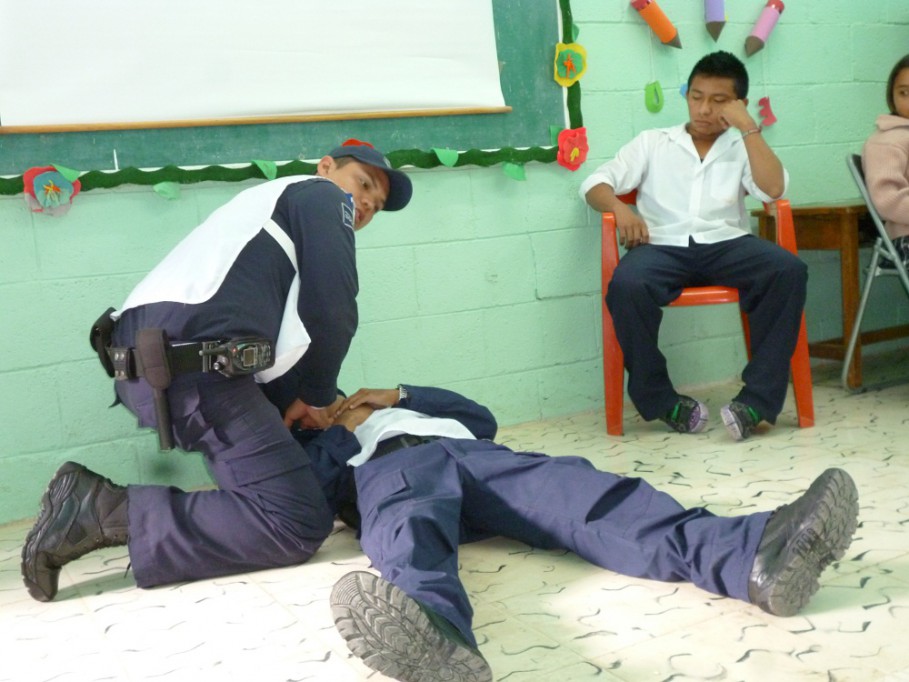 Tizimín: Paramédicos capacitan a maestros y alumnos en primeros auxilios.\r\n Tizimín: Paramédicos capacitan a maestros y alumnos en primeros auxilios.\r\n