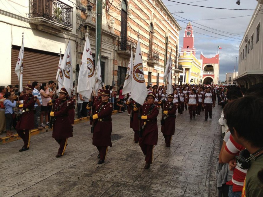 Saldo Blanco por el buen fin y desfile Saldo Blanco por el buen fin y desfile
