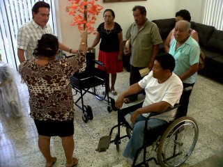 Sillas de ruedas para vecinos de Tahmek Sillas de ruedas para vecinos de Tahmek