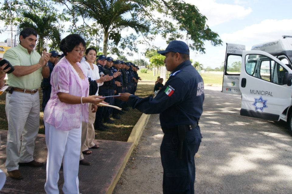 Tizimín: Reconocen labor de 2 policías.\r\n Tizimín: Reconocen labor de 2 policías.\r\n