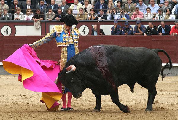 Crisis y muerte en el oficio del miserable torero de pueblo Crisis y muerte en el oficio del miserable torero de pueblo