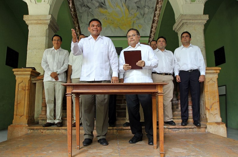 Presenta el gobernador la iniciativa para desaparecer secretarías Presenta el gobernador la iniciativa para desaparecer secretarías