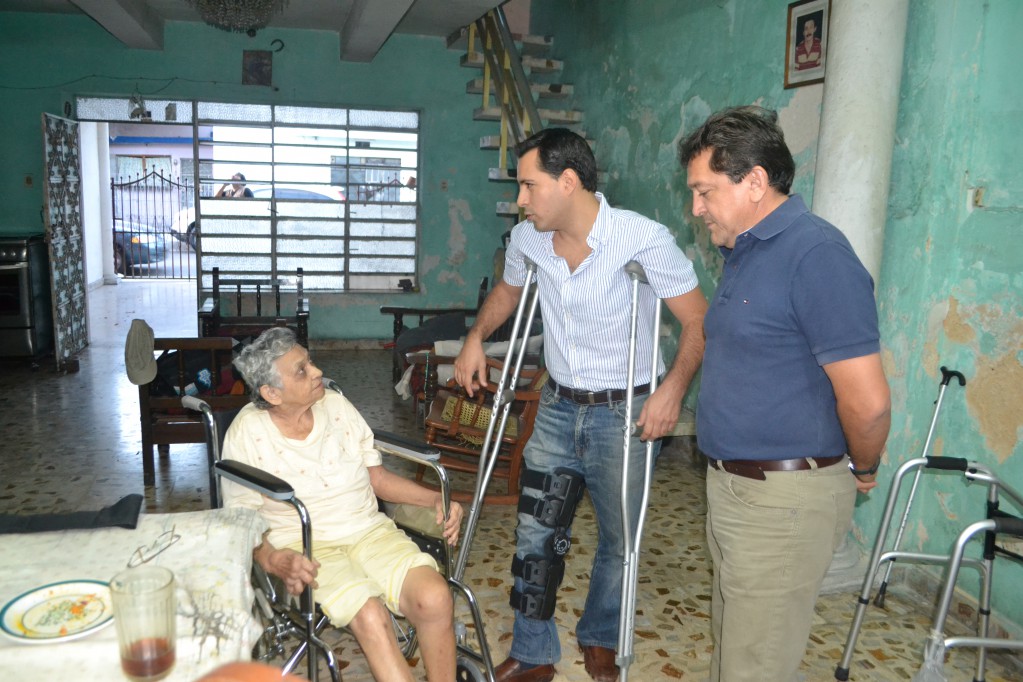 Mauricio Vila entrega silla de ruedas en la ermita Mauricio Vila entrega silla de ruedas en la ermita