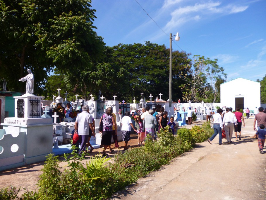Tizimín: Afluencia de visitantes en los cementerios.\r\n Tizimín: Afluencia de visitantes en los cementerios.\r\n