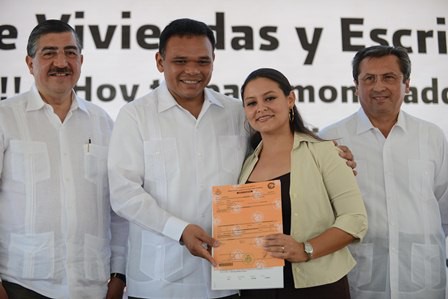 Entregan escrituras y viviendas a acreditados del Fovissste.