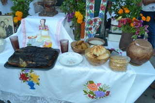 Yucatecos reciben a las ánimas con ofrendas. Yucatecos reciben a las ánimas con ofrendas.