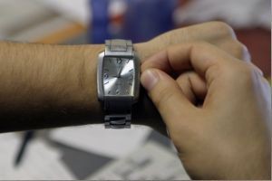 No olvide atrasar su reloj una hora. No olvide atrasar su reloj una hora.