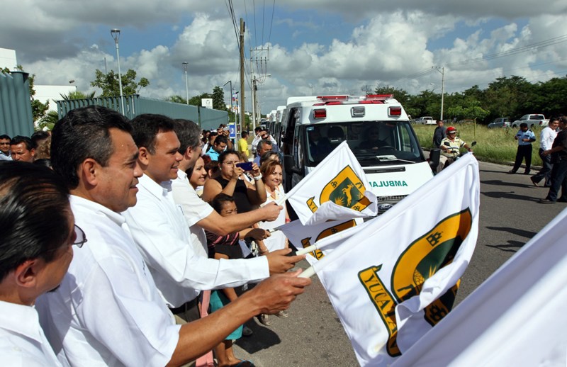 Entregan ambulancias para el servicio de la ciudadanía. Entregan ambulancias para el servicio de la ciudadanía.