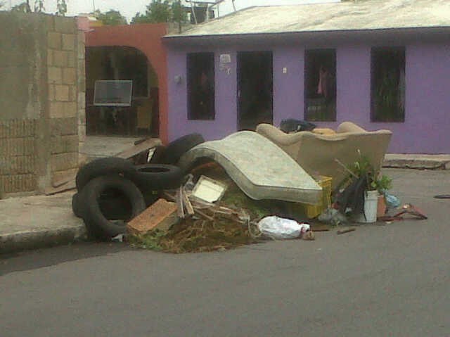 Montaña de basura cerca de una primaria Montaña de basura cerca de una primaria