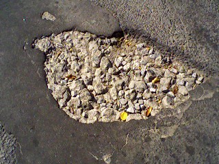 Siente que se pasa a voltear el camión por los baches de Conkal Siente que se pasa a voltear el camión por los baches de Conkal