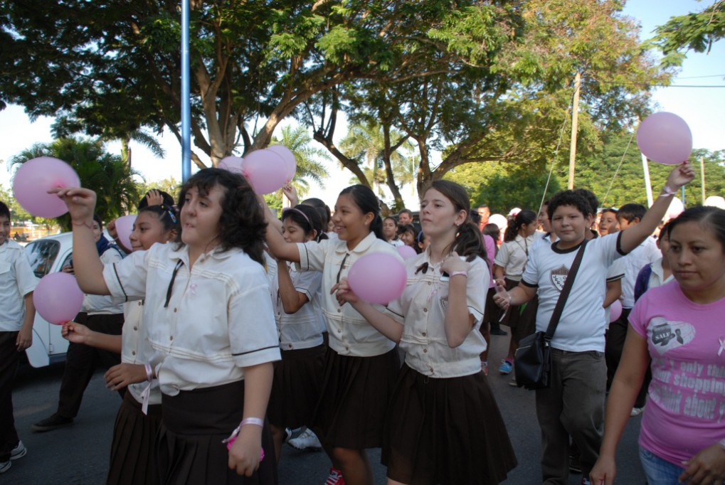 Marchan para promover la cultura de la prevención y detección del cáncer de mama Marchan para promover la cultura de la prevención y detección del cáncer de mama