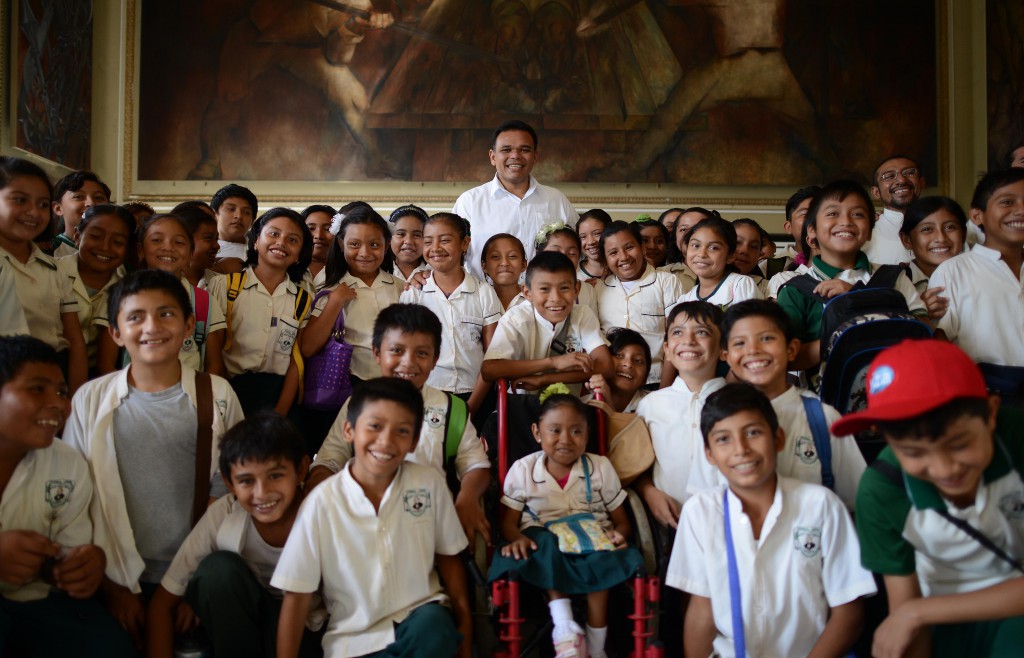 Niños de Maxcanú visitan al Gobernador Niños de Maxcanú visitan al Gobernador
