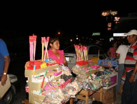 Las bombitas, cohetes y luces pueden causar lesiones severas Las bombitas, cohetes y luces pueden causar lesiones severas
