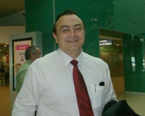 Roberto Abraham agradece entrega de reconocimiento. Roberto Abraham agradece entrega de reconocimiento.