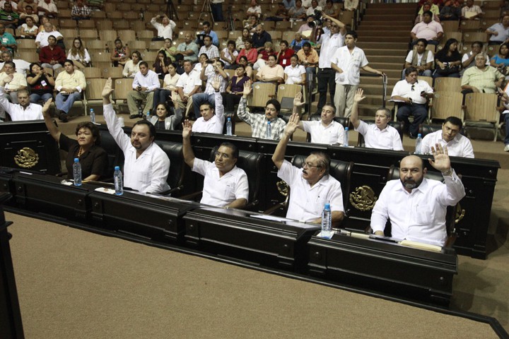 Por unanimidad se aprueba la ratificación de la nueva fiscal. Por unanimidad se aprueba la ratificación de la nueva fiscal.