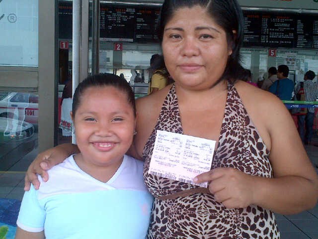 Madre e hija asaltadas regresan a Cancún Madre e hija asaltadas regresan a Cancún