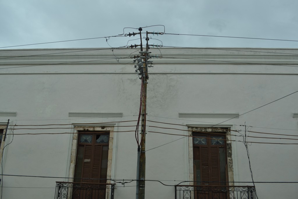 Cables que ahorcan y huecos para pib en banquetas del Centro. Cables que ahorcan y huecos para pib en banquetas del Centro.