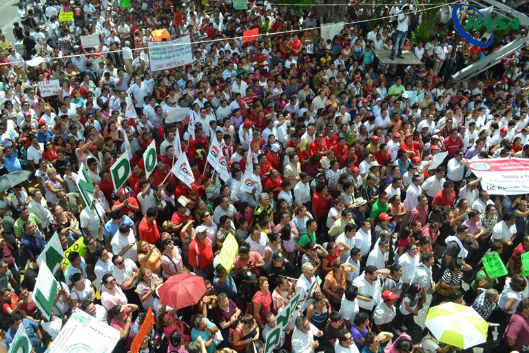 Cientos de yucatecos acudieron a darle la bienvenida al gobernador R.Z.B. Cientos de yucatecos acudieron a darle la bienvenida al gobernador R.Z.B.