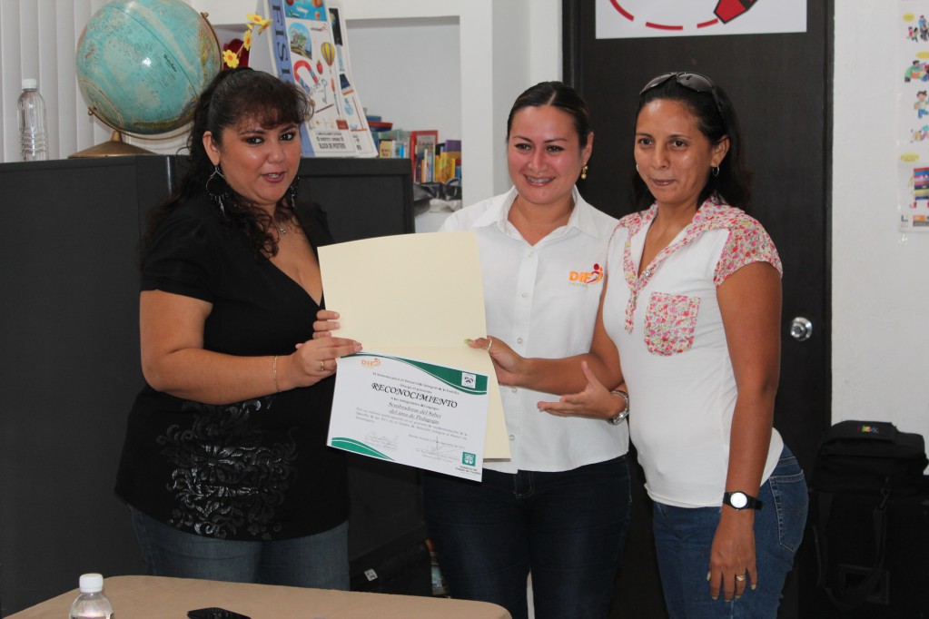 DIF Yucatán reconoce el compromiso de los empleados del CAIMEDE DIF Yucatán reconoce el compromiso de los empleados del CAIMEDE