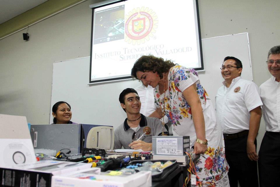 La Red Digital abre las puertas de la tecnología a los educandos. La Red Digital abre las puertas de la tecnología a los educandos.